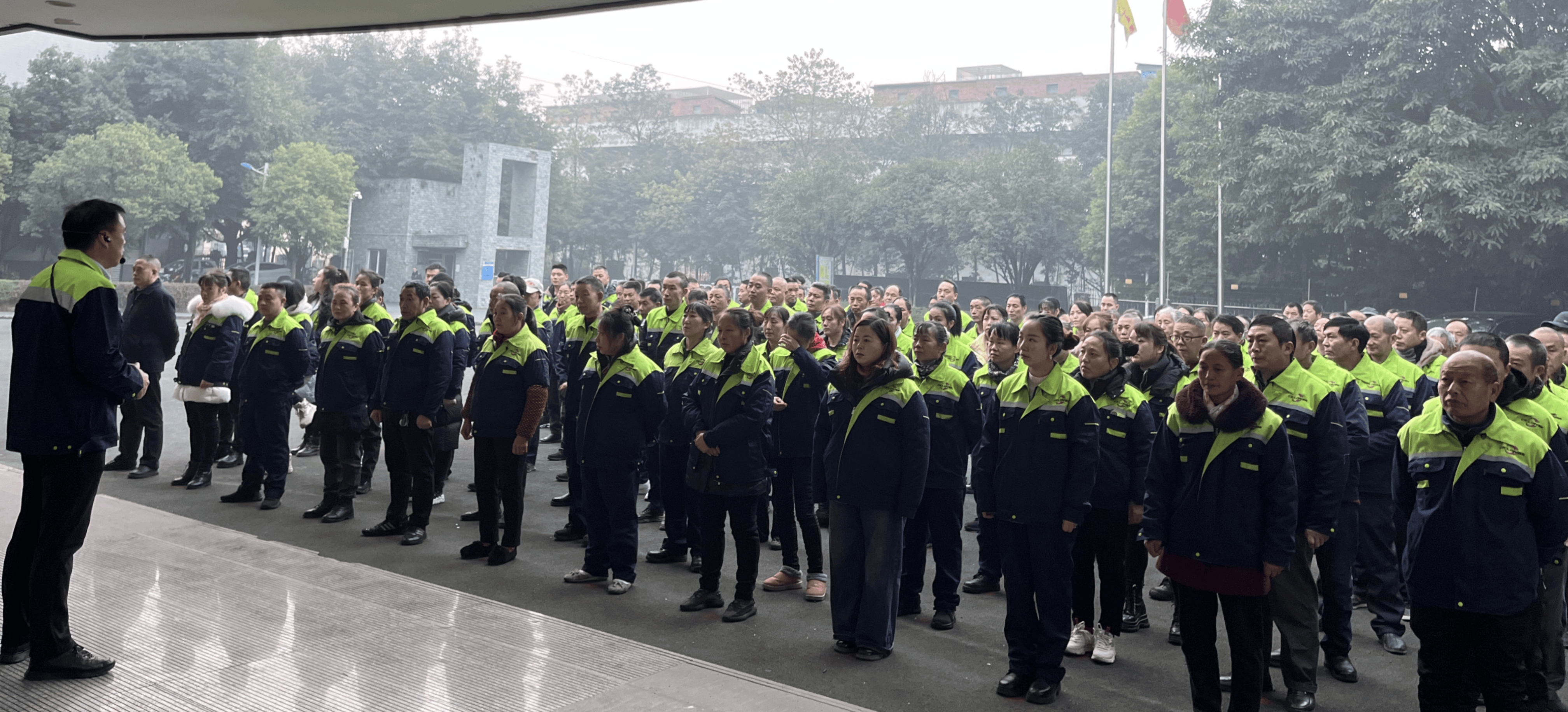 <strong>炫风轮胎召开2025年第一次全体员工动员大会，总经理总结过往</strong>